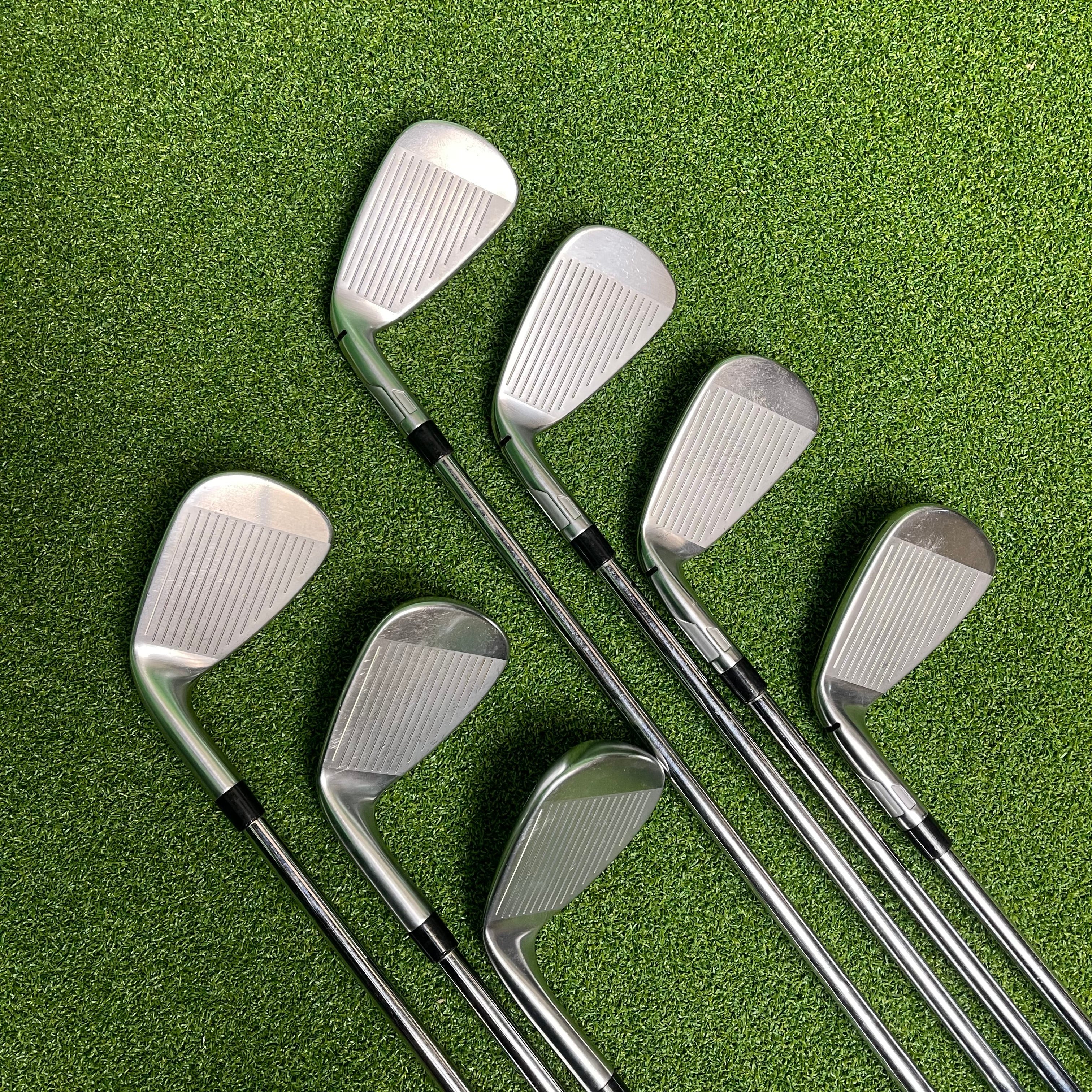 Taylormade Qi Irons 5-PW+SW - KBS MAX MT 85g Regular - Lamkin Crossline 360