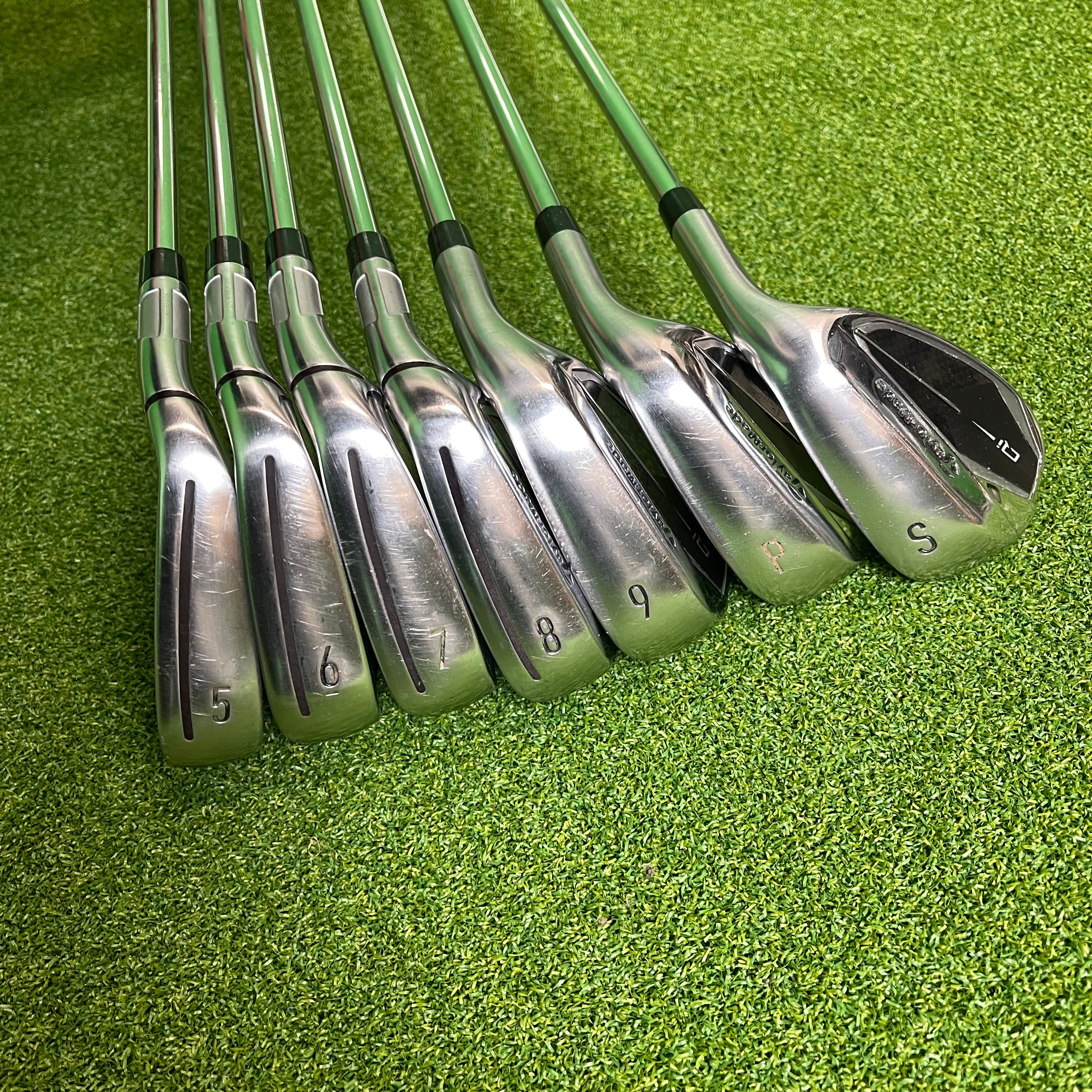 Taylormade Qi Irons 5-PW+SW - KBS MAX MT 85g Regular - Lamkin Crossline 360