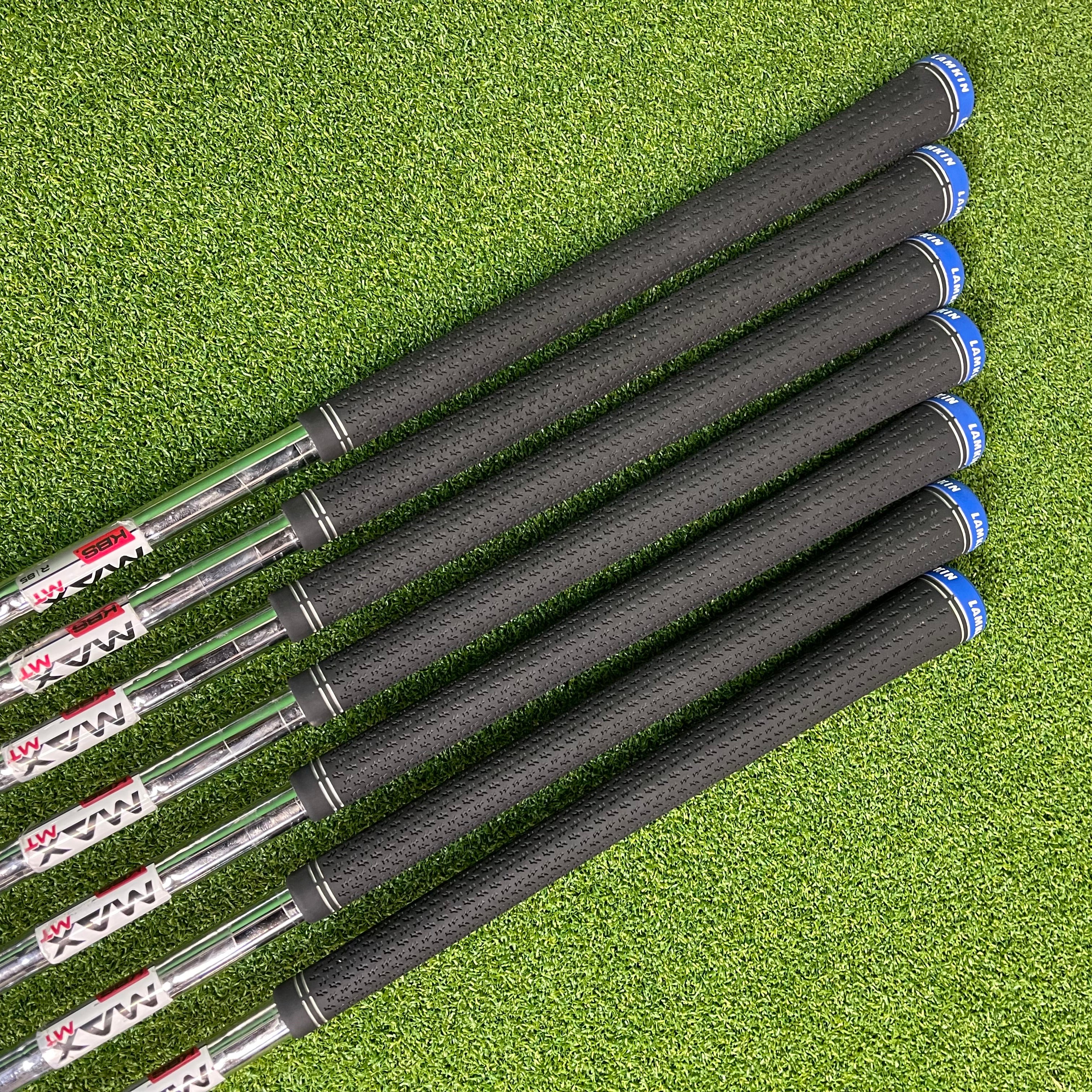 Taylormade Qi Irons 5-PW+SW - KBS MAX MT 85g Regular - Lamkin Crossline 360