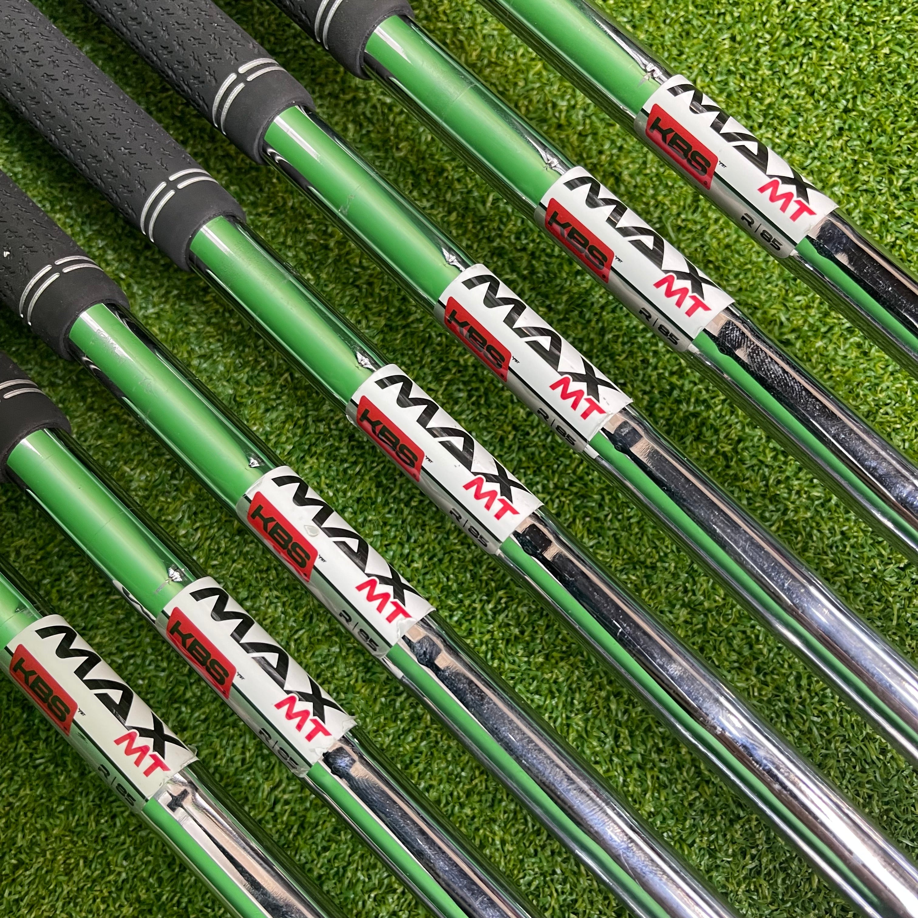 Taylormade Qi Irons 5-PW+SW - KBS MAX MT 85g Regular - Lamkin Crossline 360