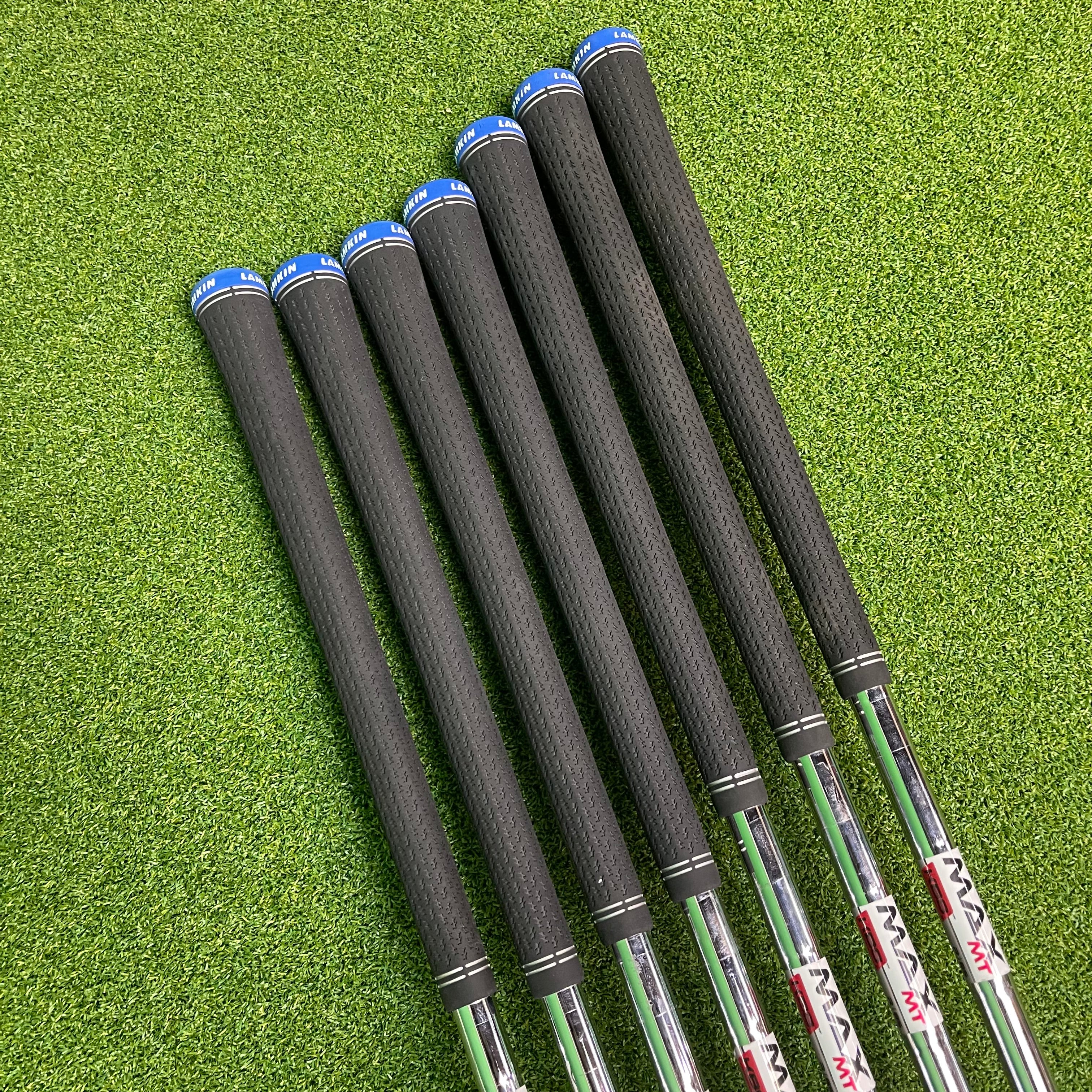 Taylormade Qi Irons 5-PW+SW - KBS MAX MT 85g Regular - Lamkin Crossline 360