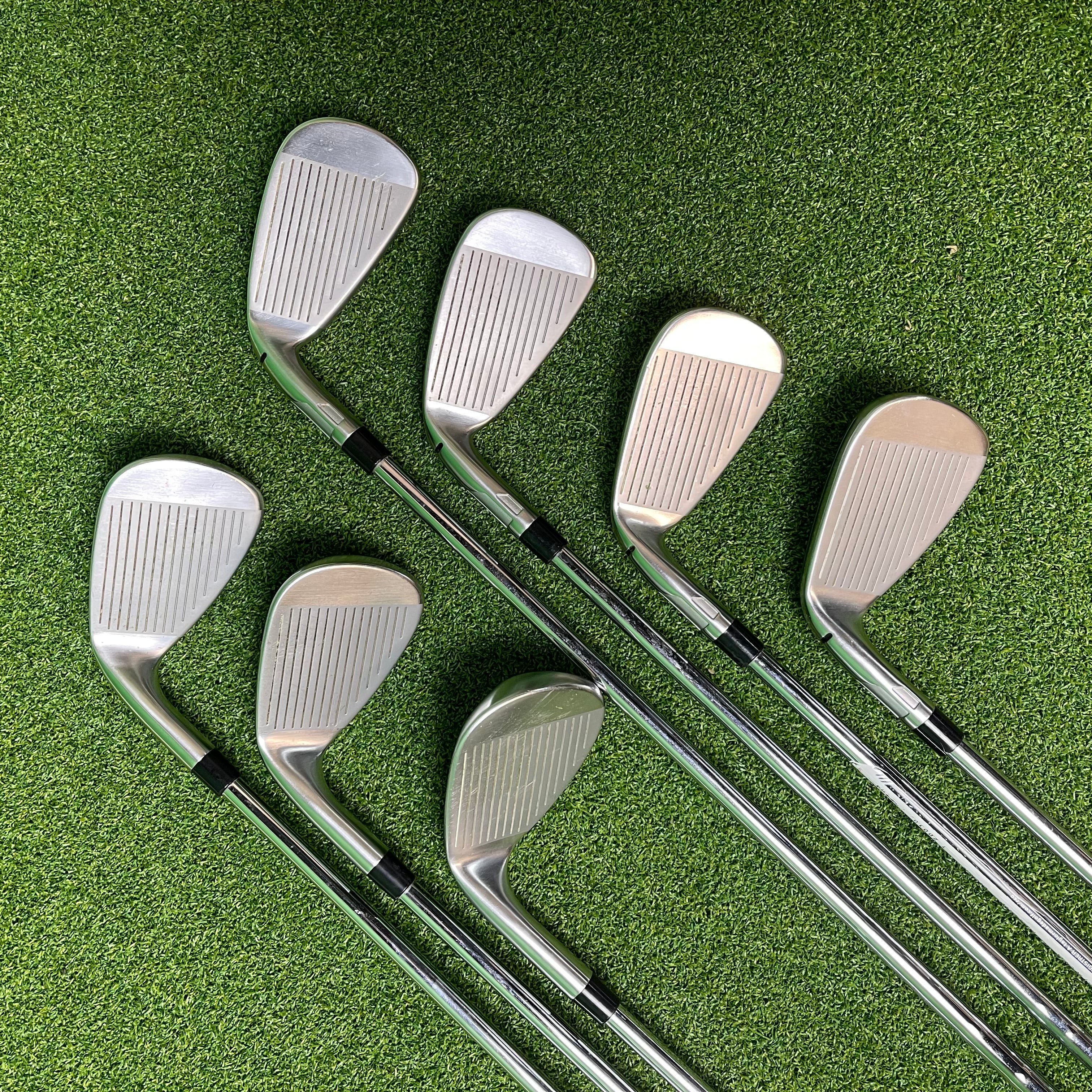 Taylormade Qi Irons 5-PW+SW - KBS MAX MT 85g Regular - Lamkin Crossline 360