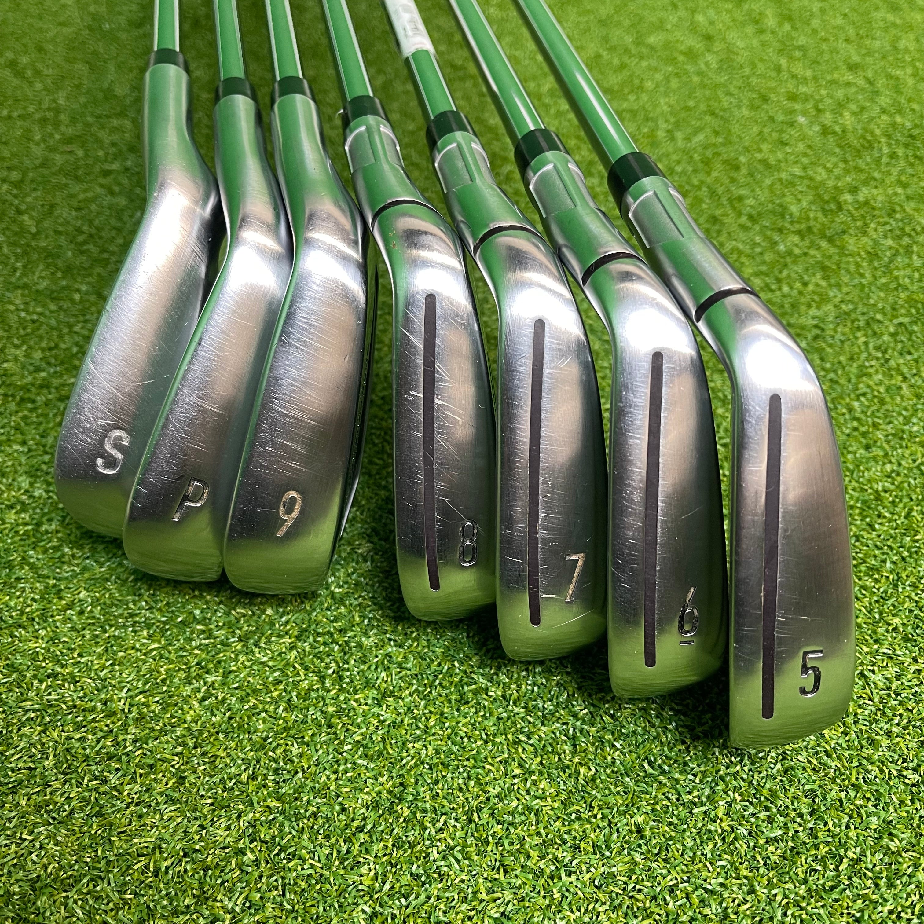 Taylormade Qi Irons 5-PW+SW - KBS MAX MT 85g Regular - Lamkin Crossline 360