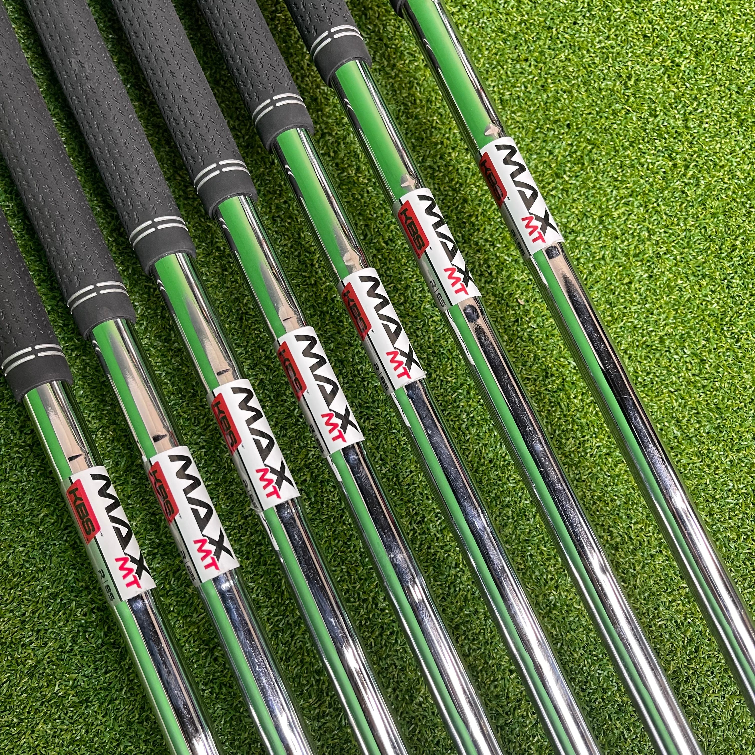 Taylormade Qi Irons 5-PW+SW - KBS MAX MT 85g Regular - Lamkin Crossline 360