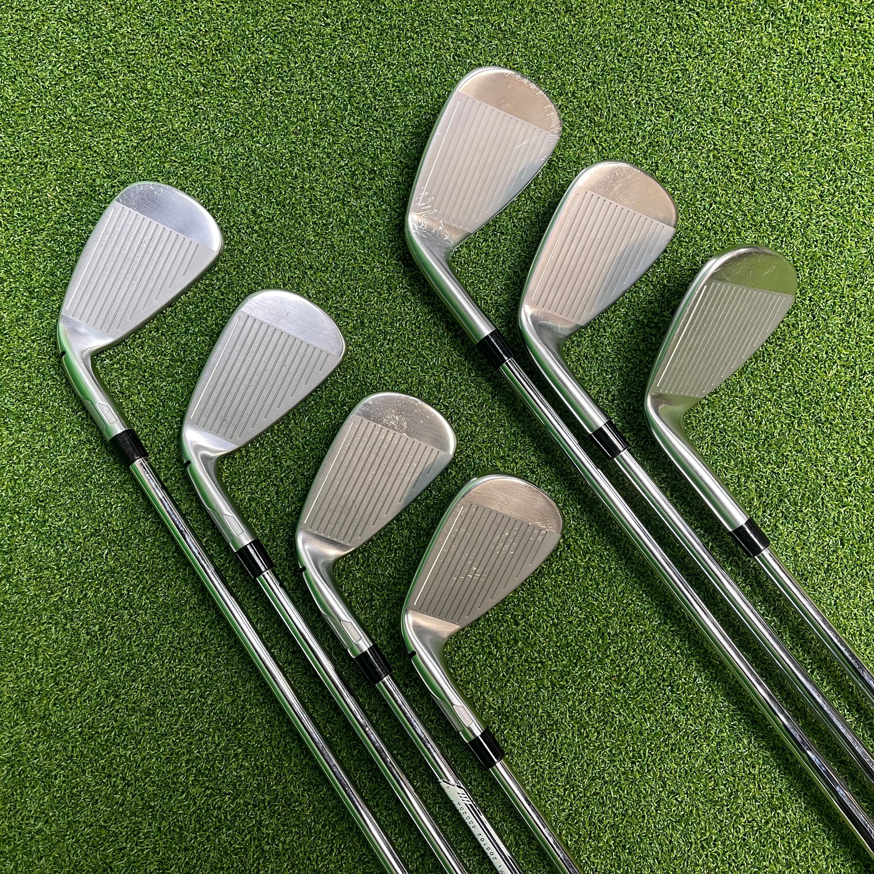 Taylormade Qi Irons 5-PW+SW - KBS MAX MT 85g Regular - Lamkin Crossline 360