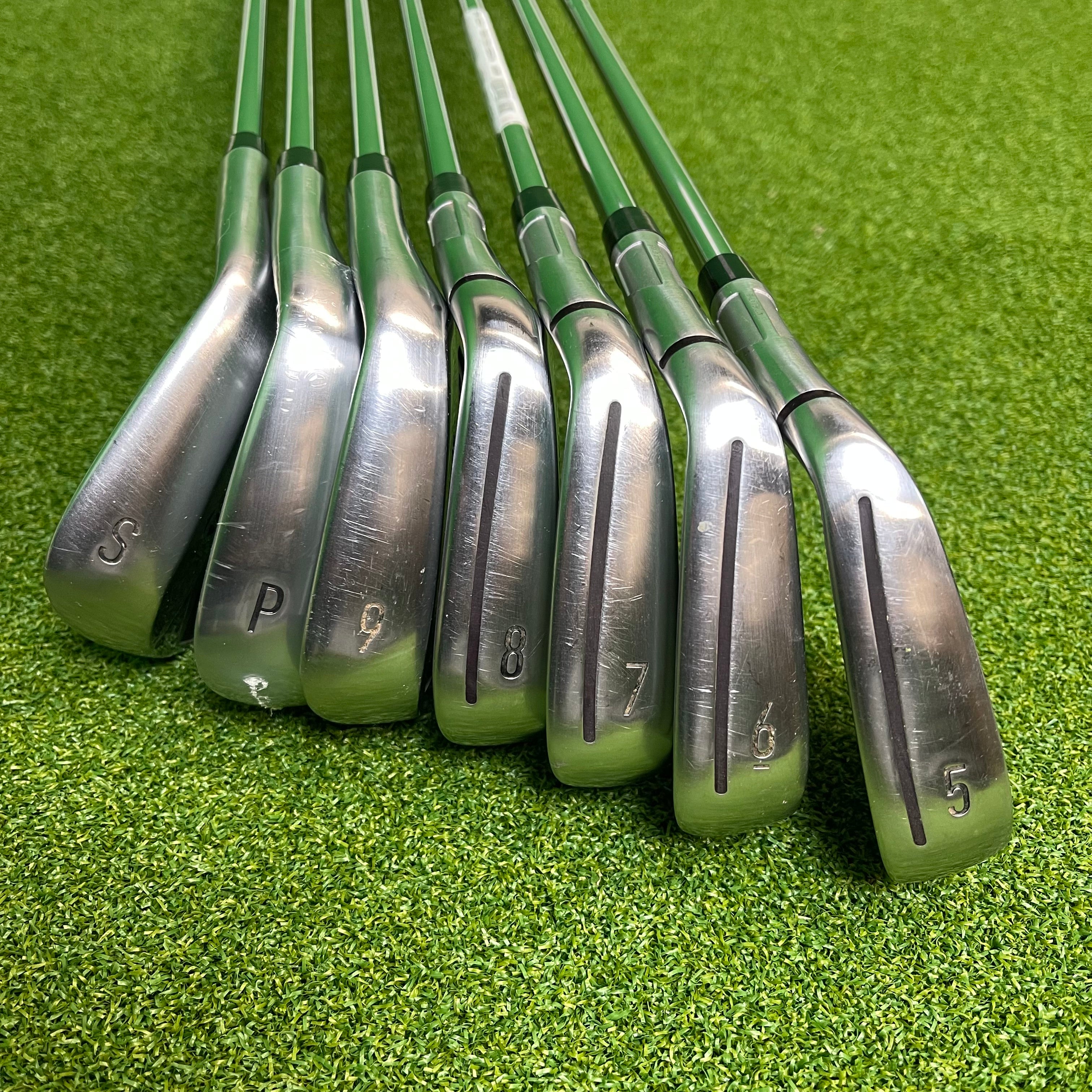 Taylormade Qi Irons 5-PW+SW - KBS MAX MT 85g Regular - Lamkin Crossline 360