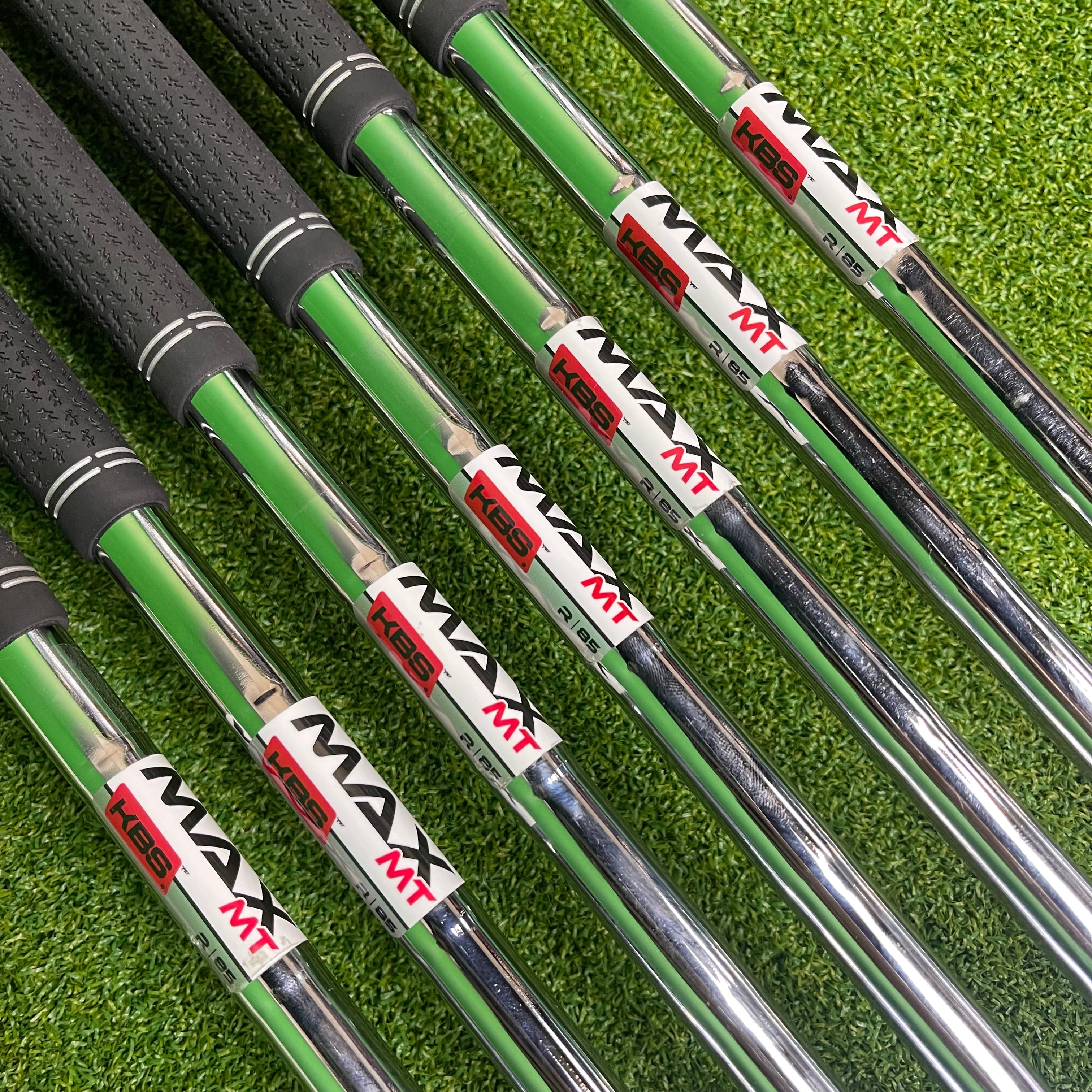 Taylormade Qi Irons 5-PW+SW - KBS MAX MT 85g Regular - Lamkin Crossline 360