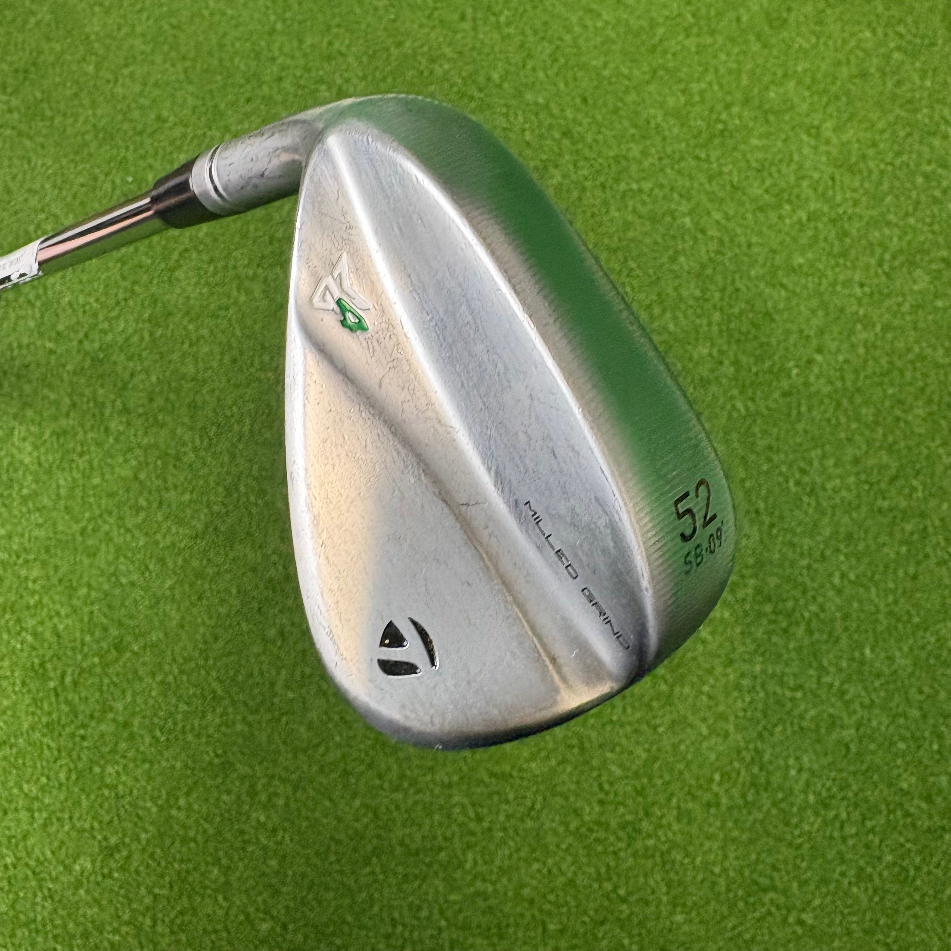 TaylorMade Milled Grind 4 52°/09 SB - Dynamic Gold Tour Issue 115g Wedge Flex - RAW FACE - Lamkin Crossline - LEFT HANDED
