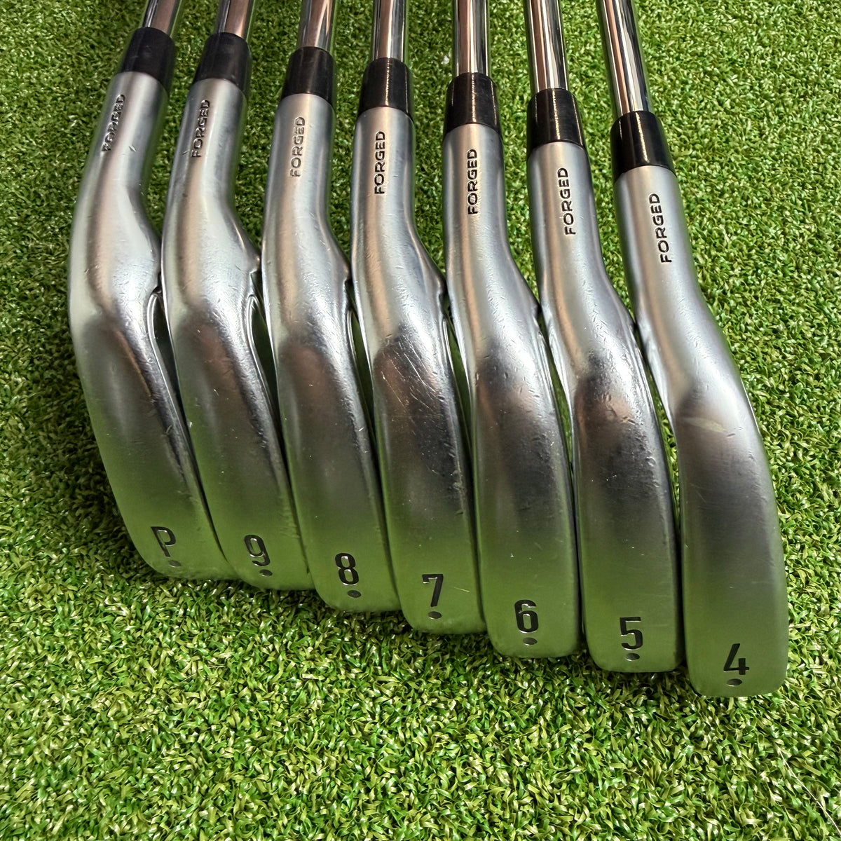 Callaway Apex Pro '21 Irons - 4-PW - Dynamic Gold S300 Stiff Shafts - Golf Pride MCC +4 Blue & Grey Grips