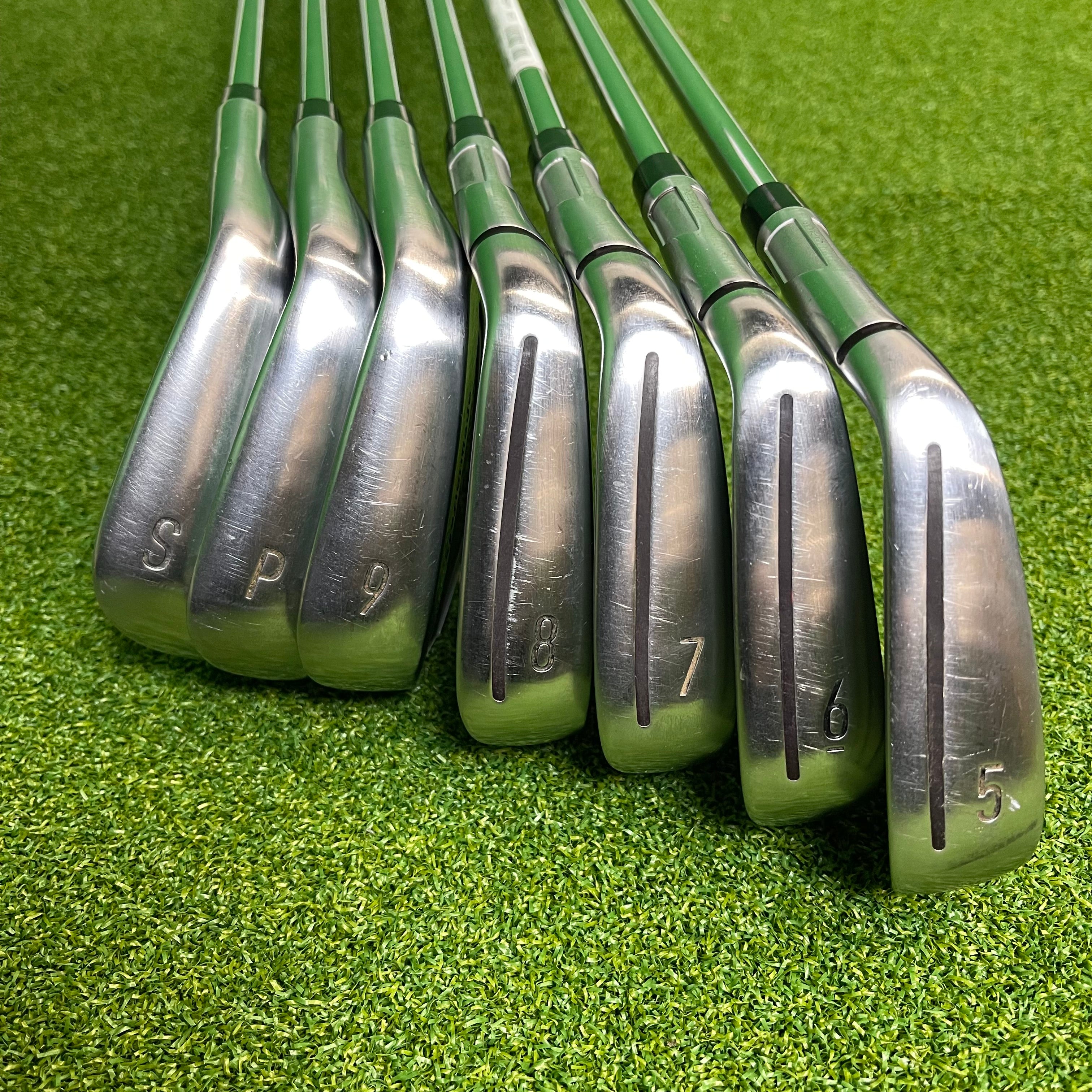 Taylormade Qi Irons 5-PW+SW - KBS MAX MT 85g Regular - Lamkin Crossline 360