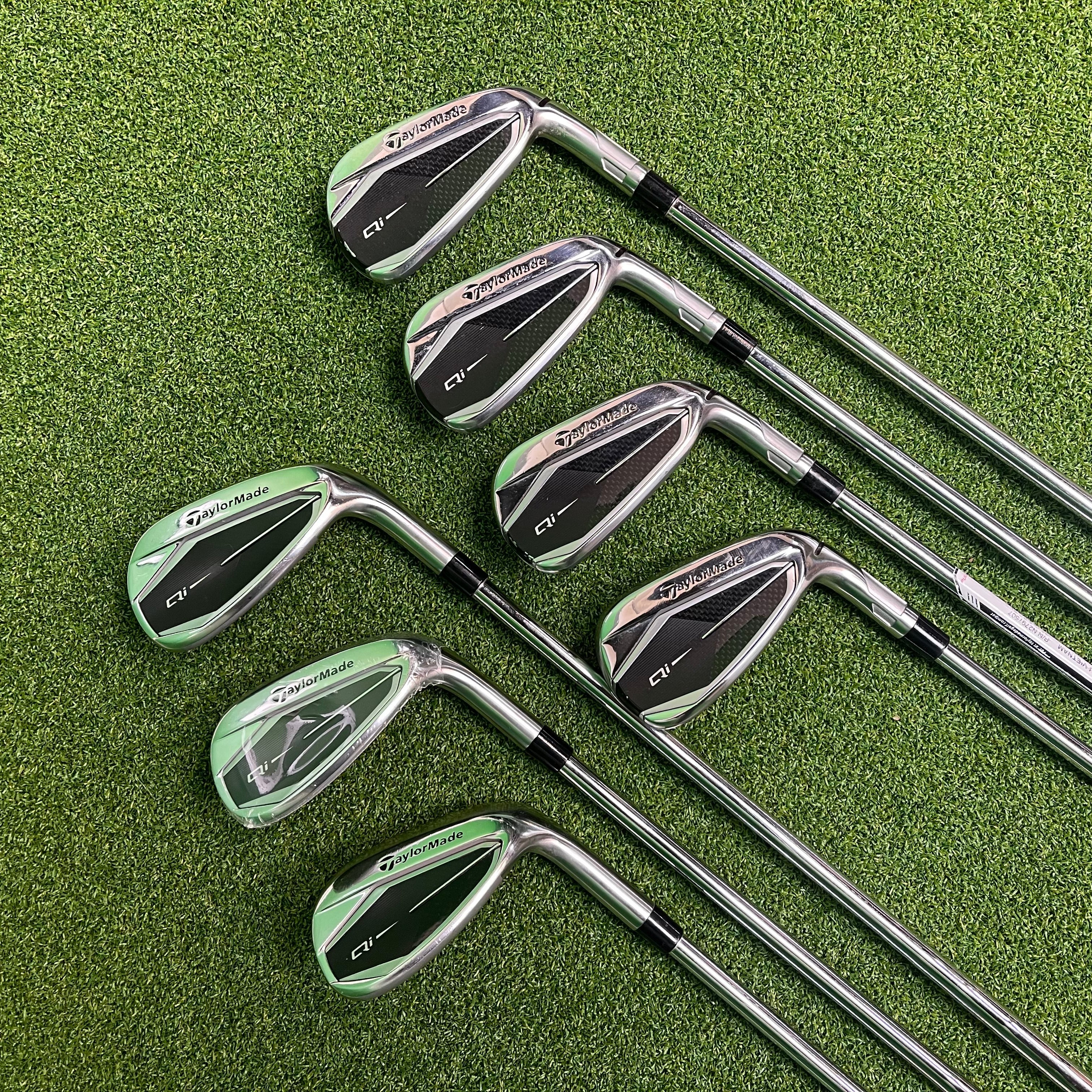 Taylormade Qi Irons 5-PW+SW - KBS MAX MT 85g Regular - Lamkin Crossline 360