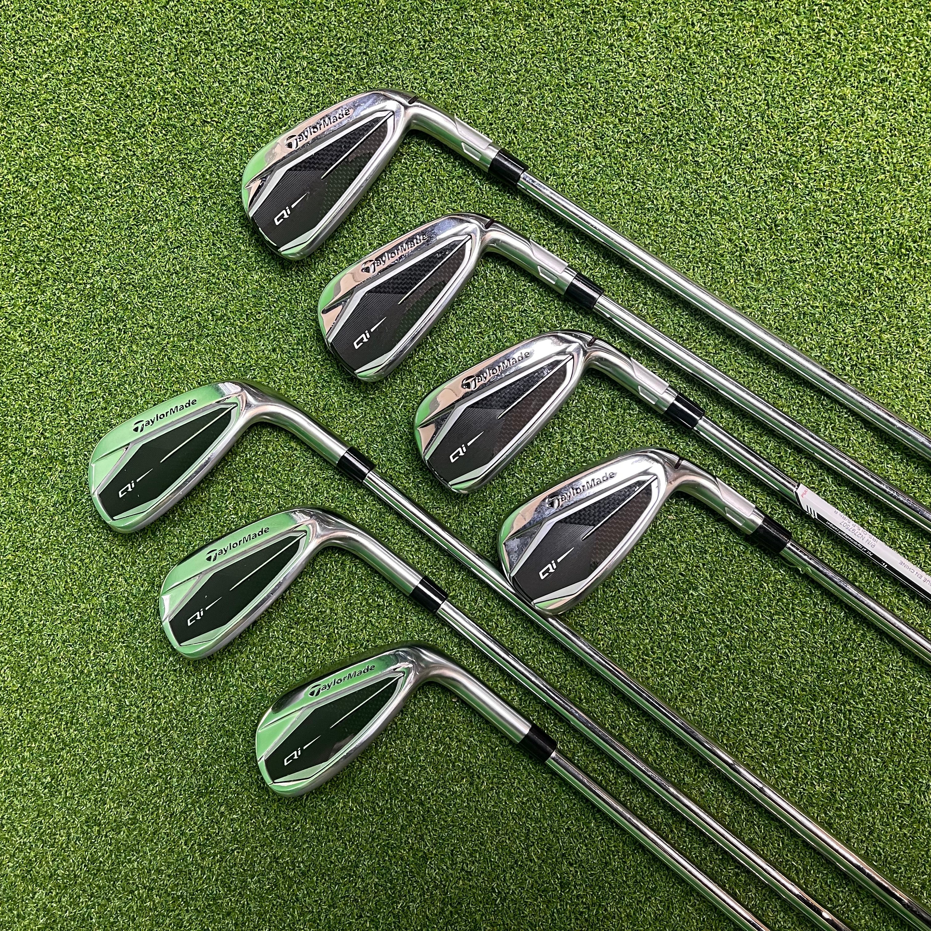 Taylormade Qi Irons 5-PW+SW - KBS MAX MT 85g Regular - Lamkin Crossline 360