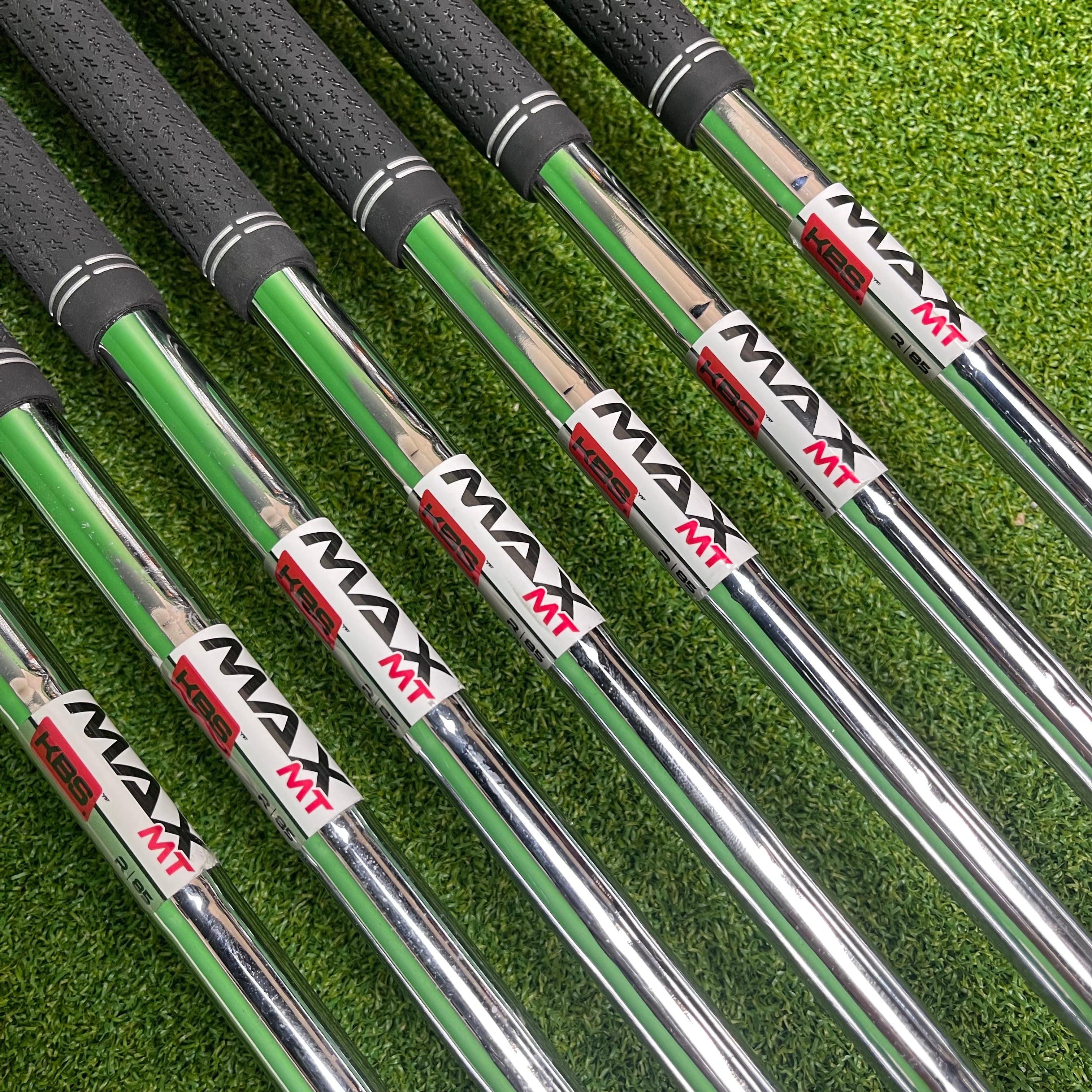 Taylormade Qi Irons 5-PW+SW - KBS MAX MT 85g Regular - Lamkin Crossline 360