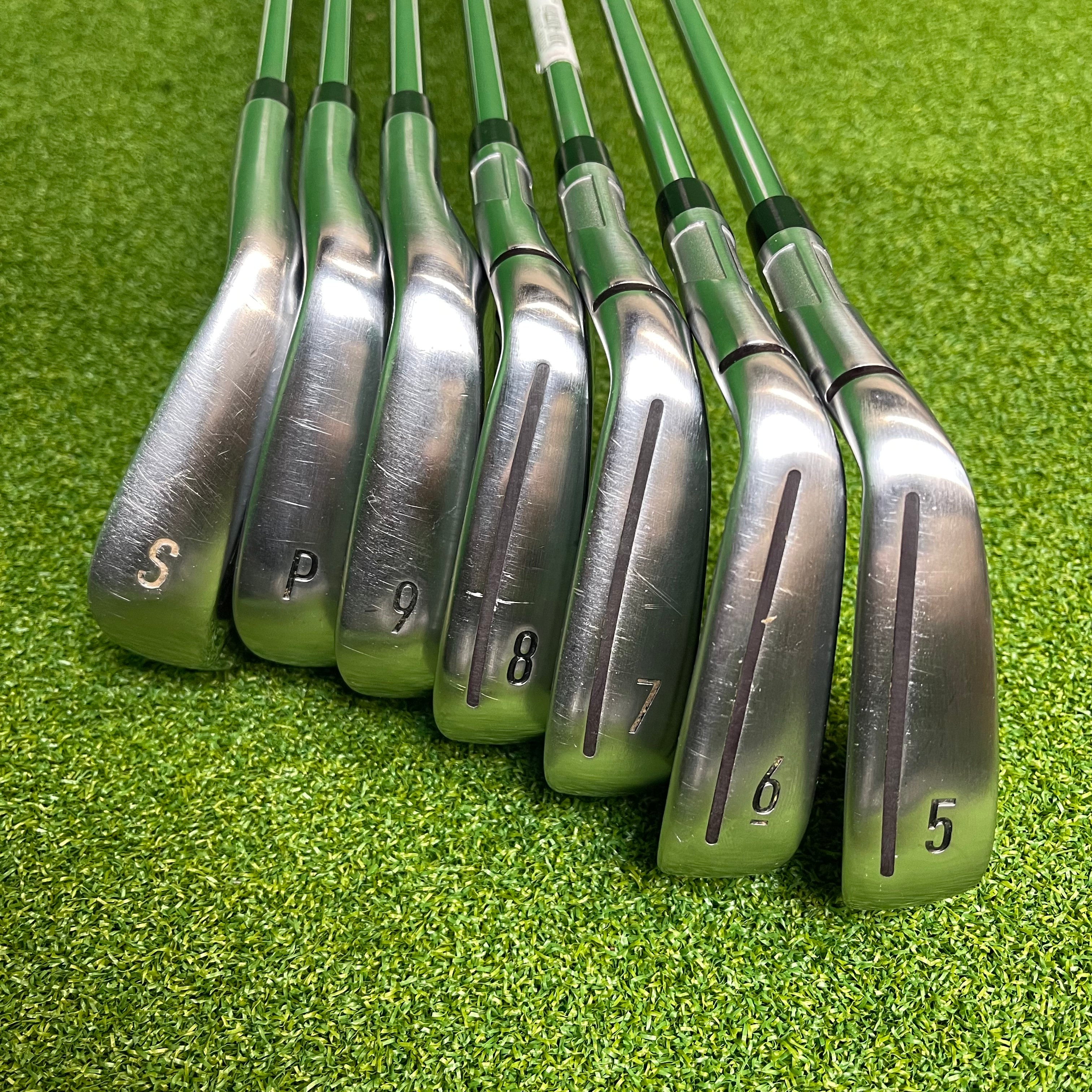 Taylormade Qi Irons 5-PW+SW - KBS MAX MT 85g Regular - Lamkin Crossline 360