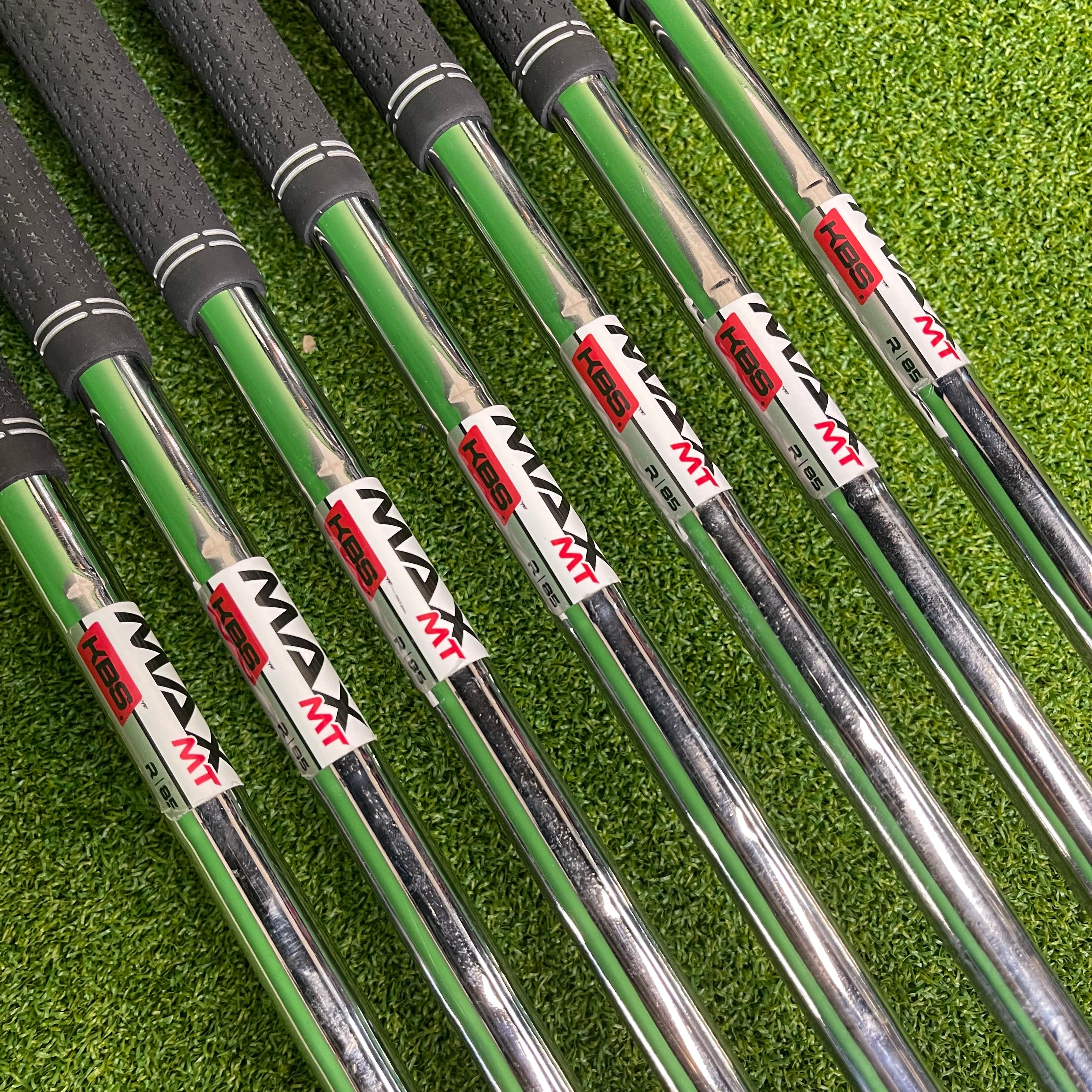 Taylormade Qi Irons 5-PW+SW - KBS MAX MT 85g Regular - Lamkin Crossline 360