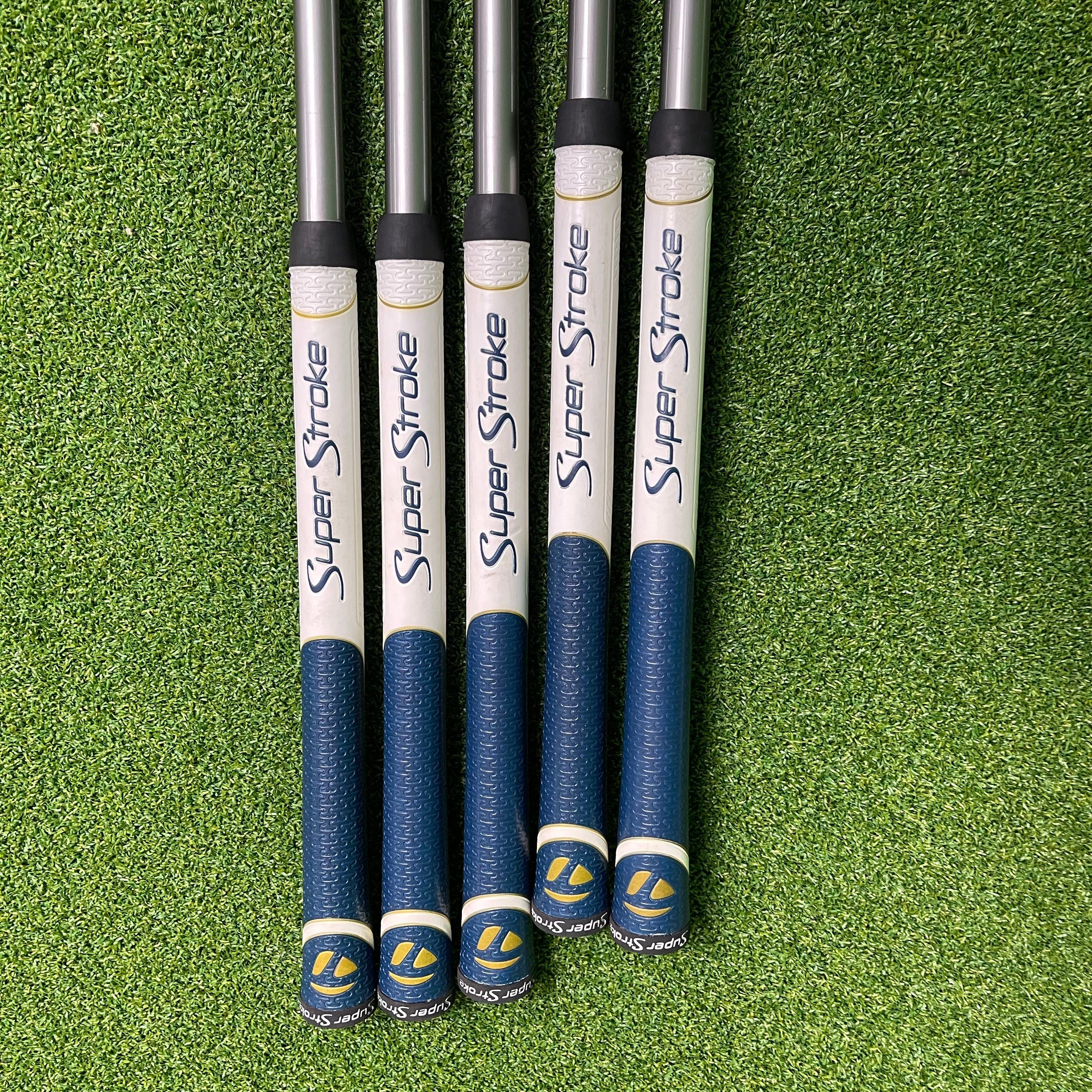 Taylormade Kalea Golf Ladies Irons 7-PW+SW - 40g Soft L Flex - Superstroke Ladies Grip