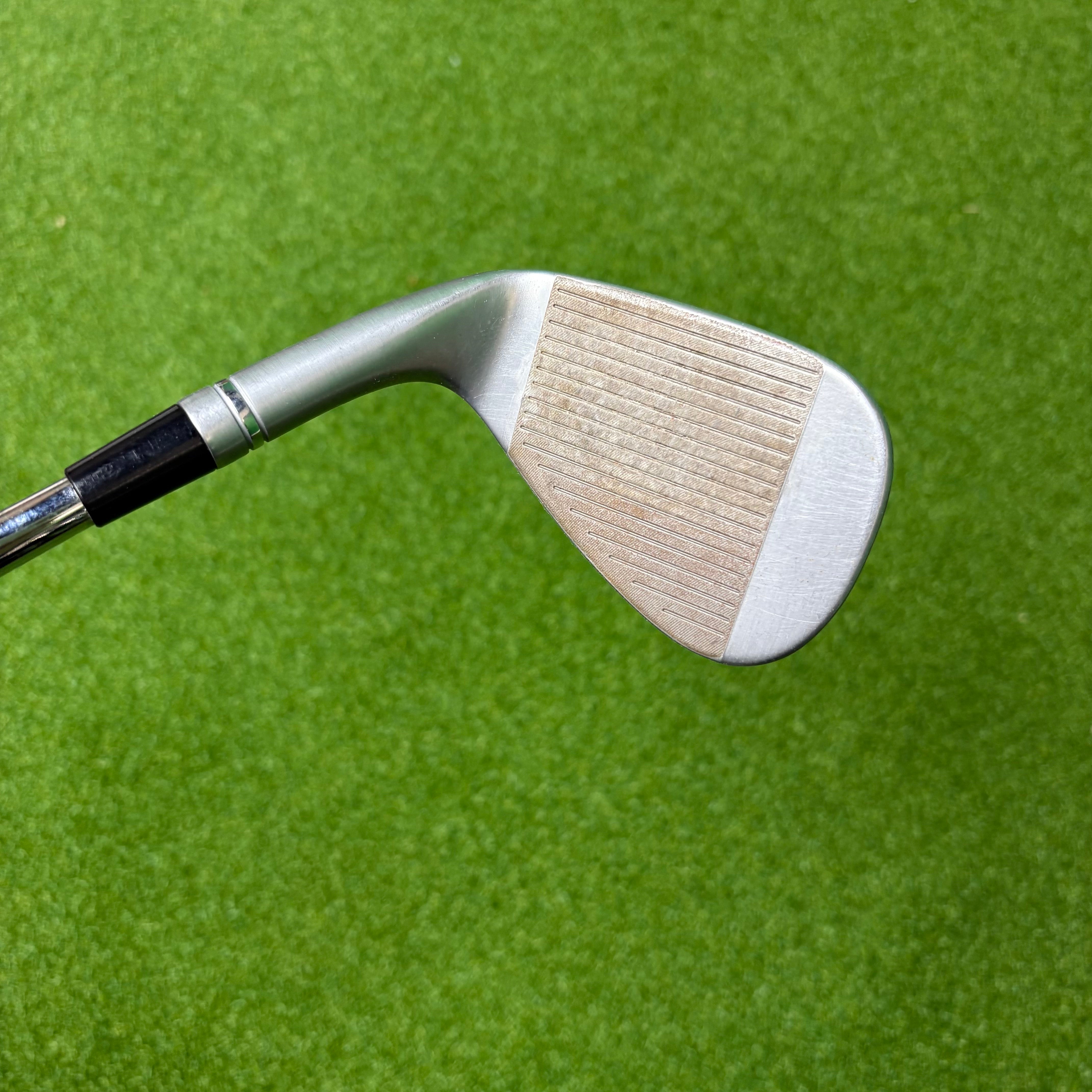 TaylorMade Milled Grind 4 50°/09 SB - Dynamic Gold Tour Issue 115g Wedge Flex - RAW FACE - Lamkin Crossline